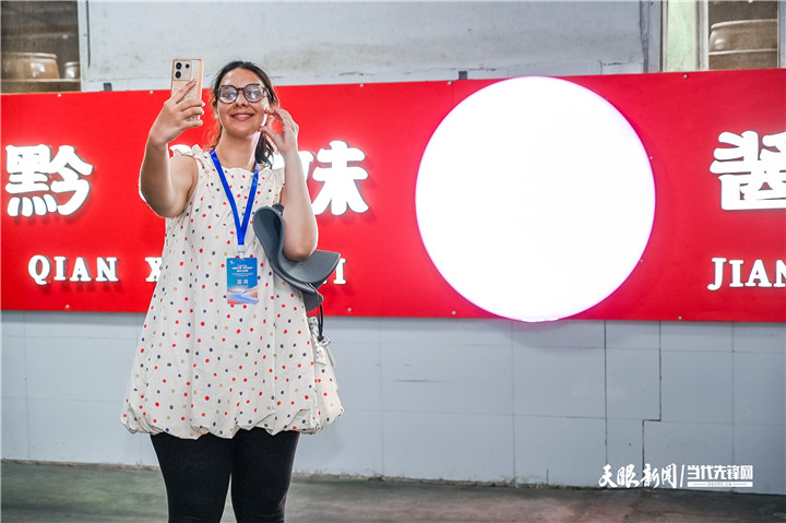 海外学者阿里在遵义品尝不同风味的发酵型辣椒(图5)